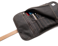 Load image into Gallery viewer, detajl na mali peresnici v roli