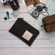 Load image into Gallery viewer, The Olive Explorer kozmetična torbica
