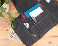 Load image into Gallery viewer, odprta olivno zelena rolo peresnica
