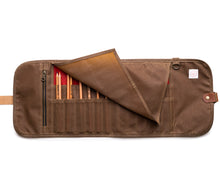 Load image into Gallery viewer, svetlo rjava peresnica v roli za barvice
