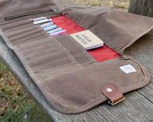 Load image into Gallery viewer, rjava peresnica v roli na klopci
