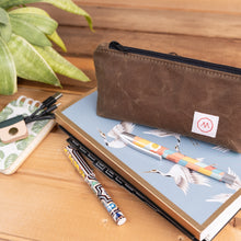 Load image into Gallery viewer, rjava peresnica iz povoskanega platna 
